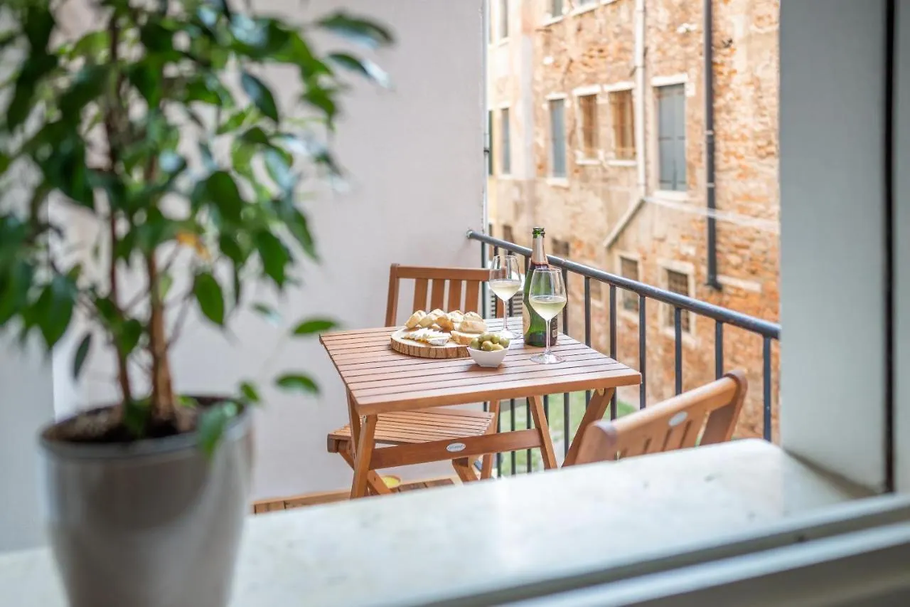 Ca Del Mar Venice Luxury Apartments 0*,