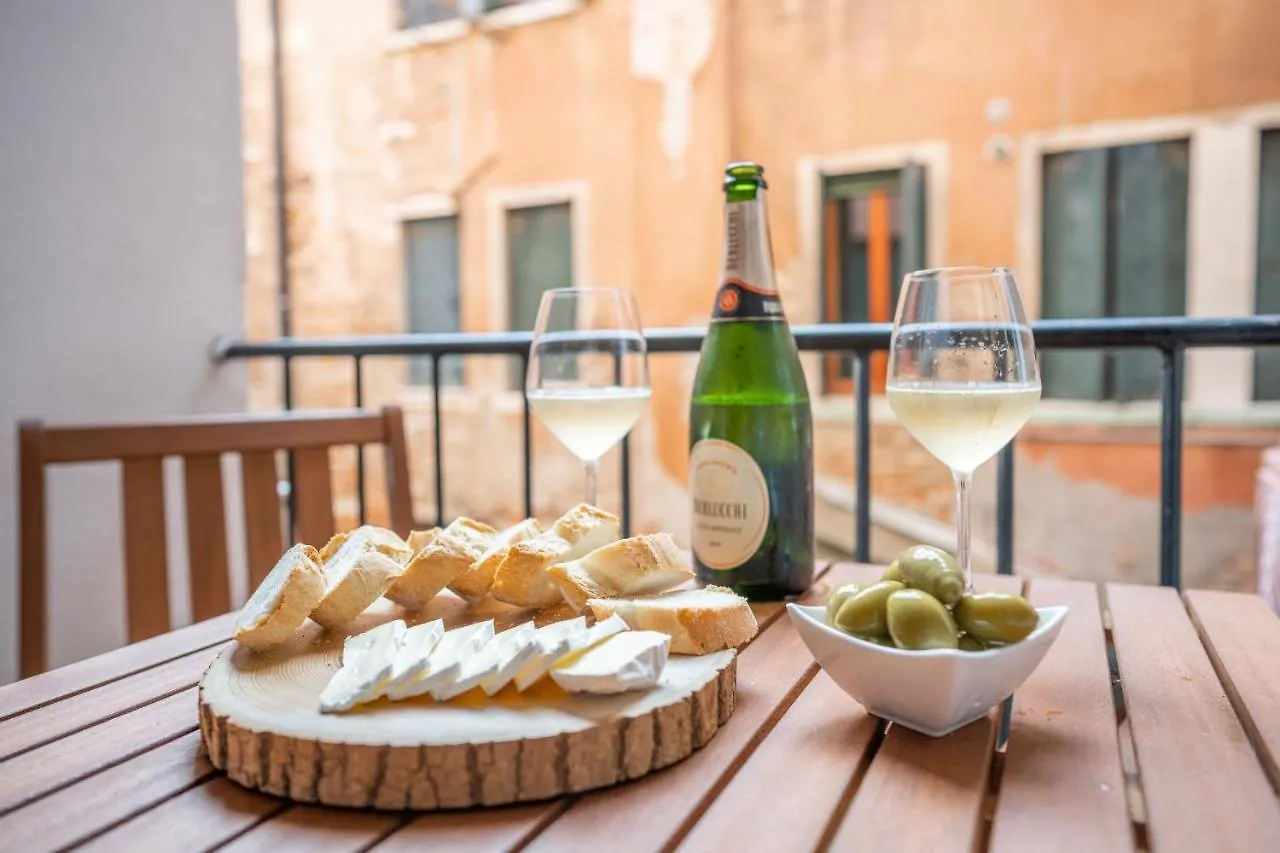 Ca Del Mar Venice Luxury Apartments 0*,